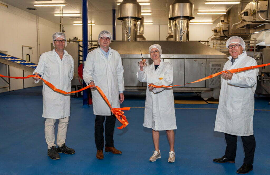 350.000.000 (zeven nullen!) tortilla’s worden naar verwachting dit jaar geproduceerd in Kerkrade. Mexma Food heeft daartoe twee nieuwe productielijnen toegevoegd aan hun fabriek op het bedrijventerrein Dentgenbach in Kerkrade. Burgemeester Petra Dassen-Housen en wethouder Dion Schneider (Economische Zaken) huldigden afgelopen maandag de nieuwe productielijnen samen met Frank Dossche, directeur van Mexma Food.