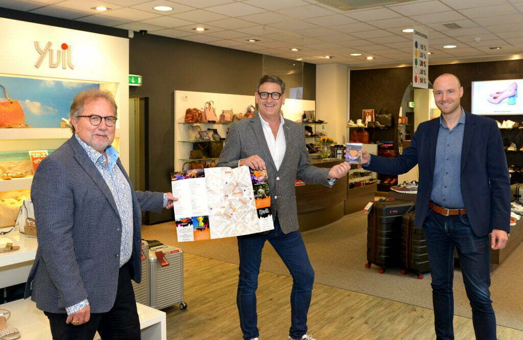 Ons stadscentrum staat vanaf deze week letterlijk op de kaart. De gloednieuwe stadsplattegrond bevat alle winkels, horeca en voorzieningen in het Hart voor Kerkrade. De eerste plattegrond is door wethouder Huub Wiermans (Centrummanagement) en wethouder Tim Weijers (Marketing en Evenementen) uitgereikt aan Jean Nellissen van Yvil Modeschoenen en Lederwaren. Beide wethouders geven aan dat de gemeente de promotie van het stadscentrum vanuit centrummanagement en Beleef Kerkrade ondersteunt met deze nieuwe uitgave.