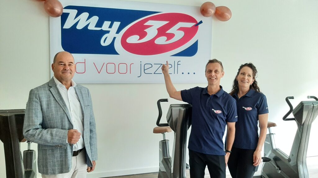 Wethouder Leo Jongen (gezondheid) opende afgelopen week het nieuw sportschoolconcept My35 Kerkrade van Nicole en Rob Delboeuf. Beide ondernemers verbouwden daartoe hun bestaande pand aan de Rolduckerstraat 115. Naast Train Smart vormt vanaf nu ook My35 onderdeel van hun aanbod.