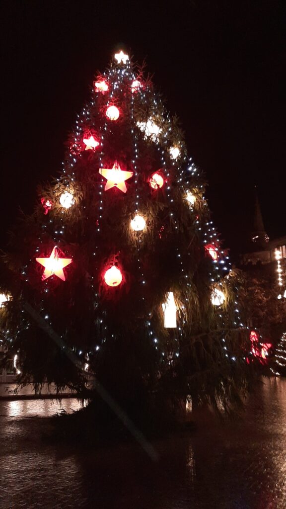 De kerstsfeer daalt neer in Kerkrade. Met Krismes Sjpas i Kirchroa vindt er op de Markt in Kerkrade een alternatief en gratis toegankelijk kerstprogramma plaats, samen met 2 extra Koopzondagen. Wethouder Tim Weijers (Marketing & Evenementen) is blij dat het gelukt is om een alternatief en voor iedereen toegankelijk kerstprogramma te realiseren. “Het is fijn dat we de kerstsfeer op deze manier toch nog naar het centrum kunnen brengen. Én dat we de Kerstman en vrouw op gepaste wijze kunnen ontvangen in onze stad. Het Huis van de Kerstman staat direct naast de traditionele grote kerstboom op de Markt”.