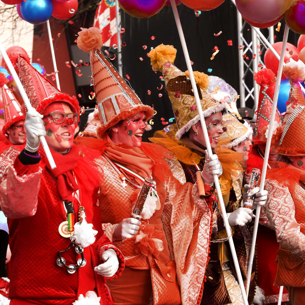 Op de valreep voor de Carnaval is er eindelijk groen licht: Kerkrade viert lokaal vasteloavend i Kirchroa! Organisator Kirchröadsjer Sjpaskloeb SjunJek stond al in de startblokken gereed en voorziet de Markt van de inmiddels traditionele overkapping met podium en carnavalsprogrammering. De gemeente ondersteunt het evenement vanuit Beleef Kerkrade. Daarmee wordt het lokale feest in goede en overzichtelijke banen geleid. En voor mensen van buitenaf, vier ook jouw carnaval lokaal, ’t Kirchröads plat is vuur uuch dòch nit tse versjtoa, zeggen wij met een vette knipoog.