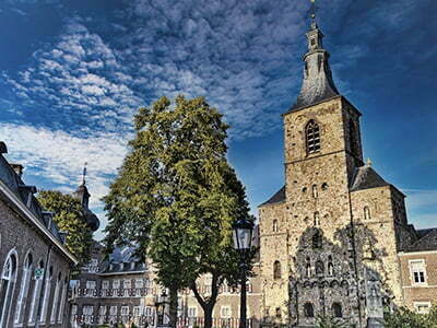 Een zonovergoten Kasteel Rolduc met een schaduwspel op de kasteelmuur. <p>Door: Lucien Andriolo</p>