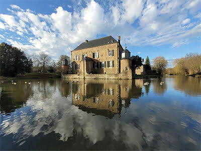Kasteel Erenstein weerspiegelt schitterend in de omliggende gracht <p>Door: Sonia Lennartz</p>