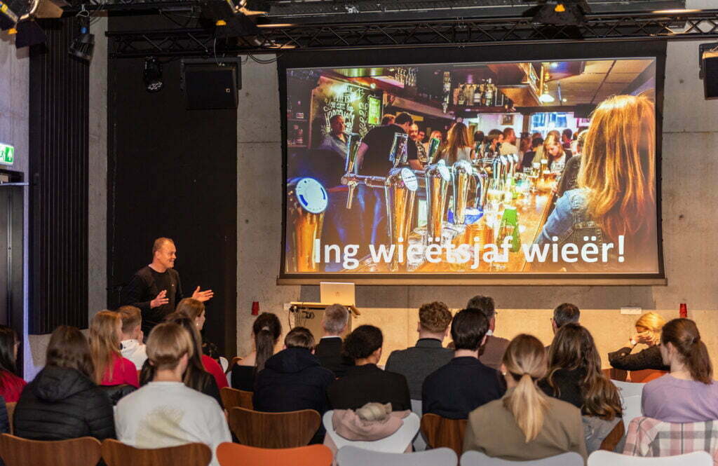 Café Dé Wieëtsjaf op de Markt in Kerkrade gaat verhuizen, het café schuift precies één plek op en wordt gevestigd in het voormalige Rabobankpand aan de Markt in Kerkrade. Cafébaas en centrumondernemer Micha Winkens schakelde voor de toekomstige inrichting en interieur van zijn nieuwe café studenten van Zuyd Hogeschool in. Het project Ing wieetsjaf wieër past naadloos in het concept van Beleef Kerkrade. De studenten presenteerden hun plannen en ideeën in HuB Kerkrade.