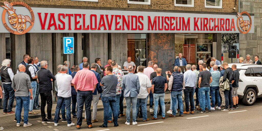 Afgelopen weekend bezochten 33 oud prinsen uit de Euregio het Vasteloavends Museum Kirchroa. Museumvoorzitter Pascal Hinzen en wethouder Tim Weijers (Vastgoed en Marketing) ontvingen het bonte gezelschap. “Het culturele Vasteloavends erfgoed wordt letterlijk in de etalage gezet, en tegelijkertijd wordt de carnavalshistorie en -traditie in ere gehouden, en dat alles met vele enthousiaste vrijwilligers. Vandaar dat dit burgerinitiatief door de gemeente wordt ondersteund”, aldus Weijers. Namens de oud prinsen sprak Wim Göbbels zijn waardering uit voor zowel de vrijwilligers als de gemeente met dit bijzondere initiatief.