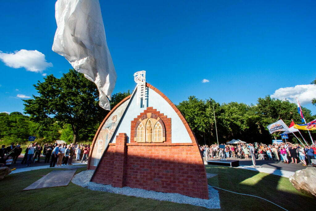 Op 1 juli werd het mijnmonument ’t Koelleëve op de rotonde Waubacherweg/Rimburgerweg in Eygelshoven op feestelijke wijze en onder grote belangstelling officieel onthuld.