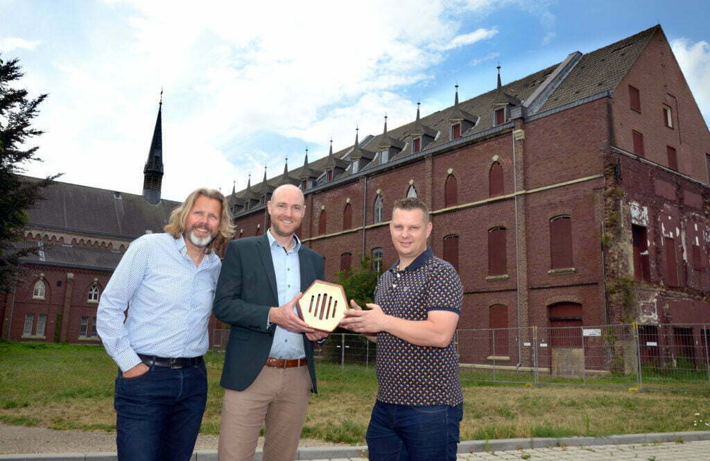 Steenvlinder en gemeente Kerkrade hebben 26 juli de koopovereenkomst van de kloostervleugel Pannesheide ondertekend. In dit Rijksmonument worden kluswoningen gerealiseerd. De nieuwe woningen en het opknappen van de openbare buitenruimte rondom moeten bijdragen aan een fijne leefomgeving. De onthulling van een vlinderhuisje door wethouder Tim Weijers deze middag staat symbool voor het begin van een nieuw tijdperk in de Kerkraadse wijk Bleijerheide. 