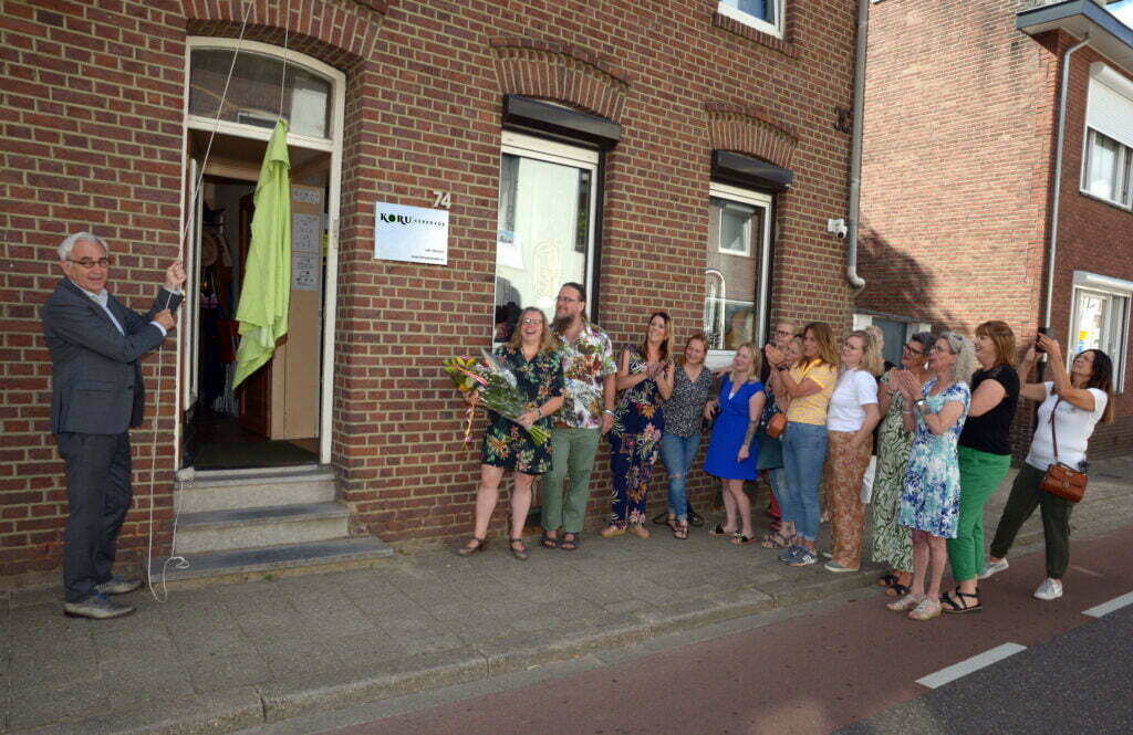 Wethouder Jo Paas (Wet maatschappelijke ondersteuning) feliciteerde Koru Kerkrade met haar 15-jarig jubileum. De zorgondernemer presenteerde haar nieuwe huisstijl, die Paas samen met directie en het personeel van Koru Kerkrade officieel onthulde. Koru Kerkrade is een zelfstandige Kerkraadse zorgvoorziening die gespecialiseerde ambulante woonbegeleiding biedt aan kwetsbare mensen. Mensen met veelal dubbele diagnostiek en veel dagelijkse problemen. “Vaak betreft het mensen die in het verleden moeilijk te bereiken waren of die moeilijk te motiveren waren om zich begeleidbaar op te stellen”, aldus directrice Petra Bleeker-Witt.