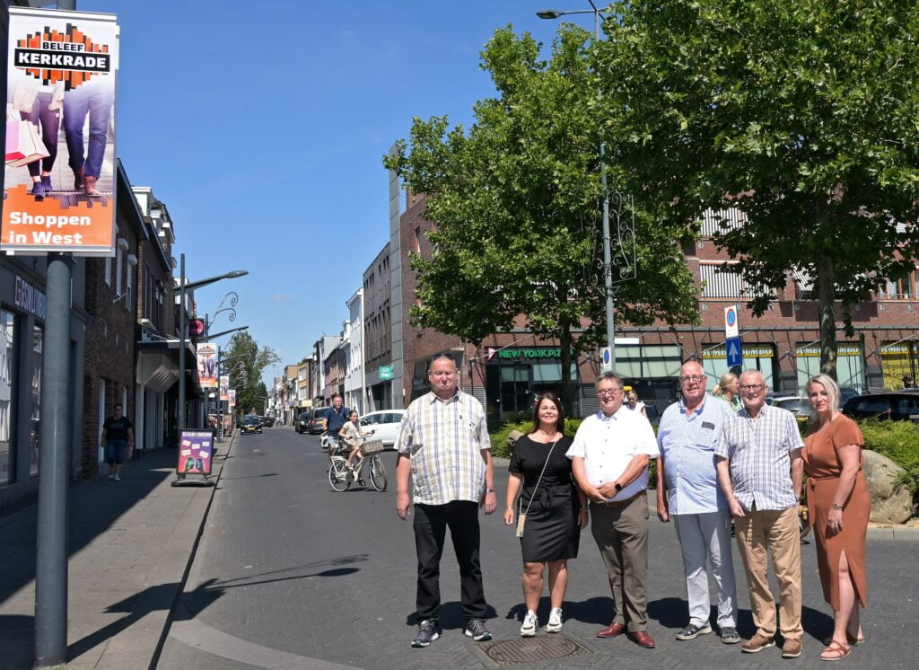 Het winkelgebied Akerstraat/Carboonplein neemt inmiddels alweer 12 jaar een belangrijke plek in Kerkrade-West in. Het winkelgebied heeft een grote verscheidenheid aan winkels. Van Speciaalzaak tot supermarkt, van bakker tot slager en van lunchroom tot café. Er is voor elk wat wils.