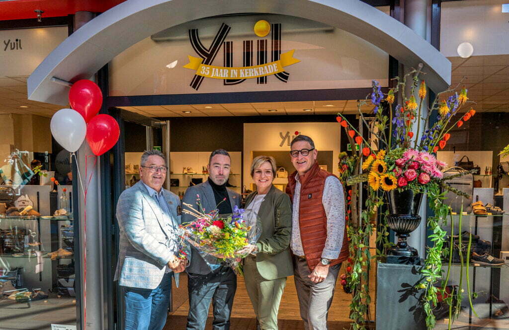 Yvil Modeschoenen & Lederwaren is al 35 jaar een onderneming waar Kerkrade trots op is. Wethouder Alexander Geers (Centrummanagement) en wethouder John Roland (Werkgelegenheid) namen een kijkje bij het ondernemerspaar Ilona en Jean Nellissen-Lauvenberg in hun winkel in de Orlandopassage en gaven de felicitaties namens de gemeente extra kleur met een boeket bloemen.