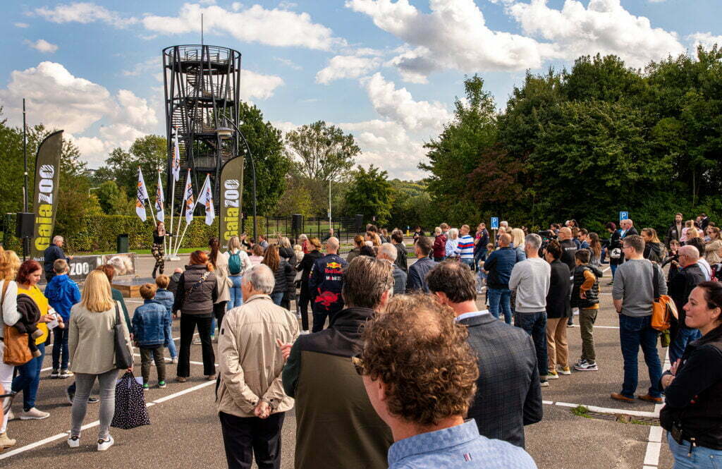 Woensdagmiddag 21 september is de nieuwe uitkijktoren van GaiaZOO geopend. Alle kinderen van de Kerkraadse basisscholen waren uitgenodigd om de feestelijke opening bij te wonen. Samen met directeur Rob Huppertz (GaiaZOO) en verantwoordelijk wethouder Tim Weijers (Toerisme & Stadsmarketing) hadden ze de primeur van de beklimming.