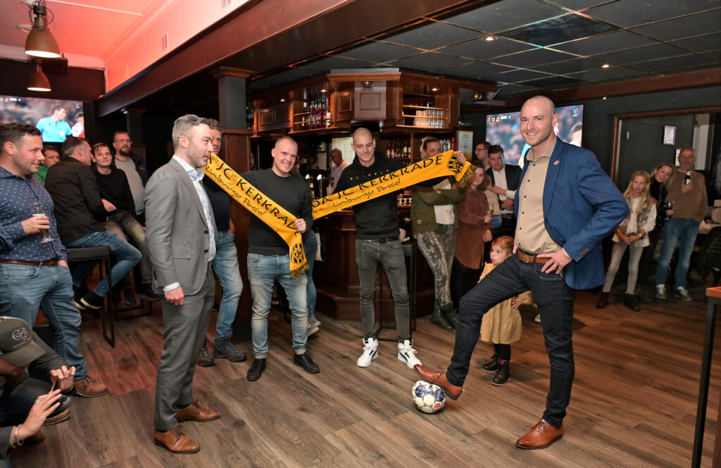 Wethouders Alexander Geers (Centrummanagement) en Tim Weijers (Stadsmarketing) openden op ludieke wijze Café de Aftrap. Met de officiële wedstrijdbal van Roda JC Kerkrade zorgden beide wethouders samen met de eigenaren Tim Offermans en Roy Holten voor een echte aftrap midden in de zaak. Vanaf vrijdag 14 oktober 2022 opent Café de Aftrap aan de Markt 49 in Kerkrade voor het publiek. Volgens Geers en Weijers vormt Café de Aftrap een mooi aanvullend horeca-concept op de Kerkraadse Markt.