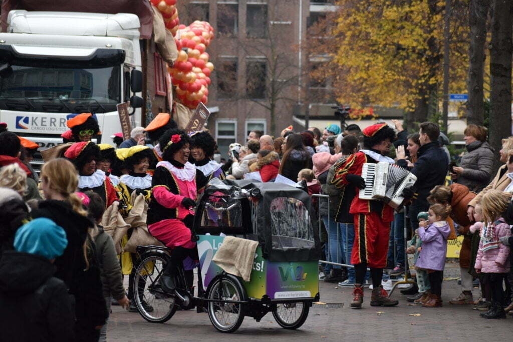 Zaterdag 19 november trekt de Beleef Kerkrade Sinterklaas Optocht door het centrum! Vanaf 13.30 uur is de feestelijke stoet langs de route Kapellaan-Markt-Hoofdstraat te bewonderen. Er is geen optreden op de Markt; overal langs de route is hetzelfde te zien. Ook de bekende Meet & Greet met de Sint in de HuB keert terug. Op zondag 27 november kunnen kinderen daar bij Sinterklaas en zijn Pieten op bezoek.