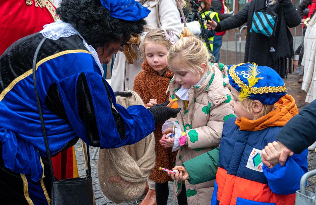 Het evenement 11-11 Kirchroa keert volgend jaar terug op de Kerkraadse Markt. Kerkradenaar Hans Hirsch meldde zich onlangs bij de gemeente. Hij vroeg om het carnavalsevenement te behouden voor de stad. Deze rascarnavalist presenteerde eerdere edities en wil de traditie van dit event bij de start van het seizoen voortzetten. Wethouder Tim Weijers (Evenementen & Marketing) is verheugd over het initiatief om een doorstart te maken.