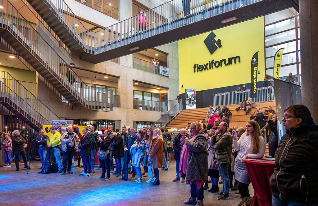 Het evenement 11-11 Kirchroa keert volgend jaar terug op de Kerkraadse Markt. Kerkradenaar Hans Hirsch meldde zich onlangs bij de gemeente. Hij vroeg om het carnavalsevenement te behouden voor de stad. Deze rascarnavalist presenteerde eerdere edities en wil de traditie van dit event bij de start van het seizoen voortzetten. Wethouder Tim Weijers (Evenementen & Marketing) is verheugd over het initiatief om een doorstart te maken.