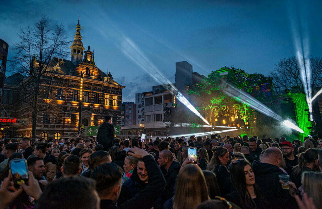 Op donderdag 6 april 2023 keert White Thursday vanaf 16.00 uur terug op de Markt: “We hebben gekozen voor een nieuw concept waarbij het Raadhuis het decor voor hetevenement is. Hierdoor ontstaat een geheel nieuwe beleving voor het publiek”, aldus wethouder Tim Weijers (Evenementen & Stadsmarketing).