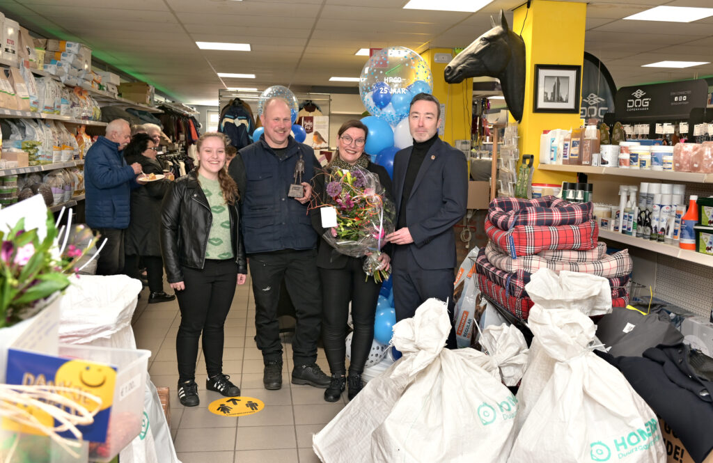 Wethouder Alexander Geers feliciteert Nick Mijnes met Lounge55, de nieuwe horecazaak aan de Markt 55 in Kerkrade. In het voormalig pand van Juliette is de 19-jarige Nick al vanaf december 2022 aan de slag met lekkere tapas en een cocktailkaart.