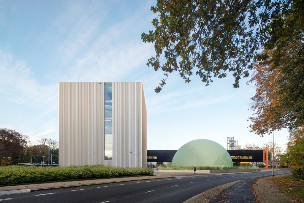 De bolvormige constructie aan de Stationsstraat in Kerkrade, waarin het Aarde Theater van Discovery Museum gehuisvest is, wordt deze week in de steigers gezet. In het kader van het 25-jarig jubileum van het museum in Kerkrade wordt de bol gerenoveerd en geschilderd in een natuurlijke, zachtgroene kleur.