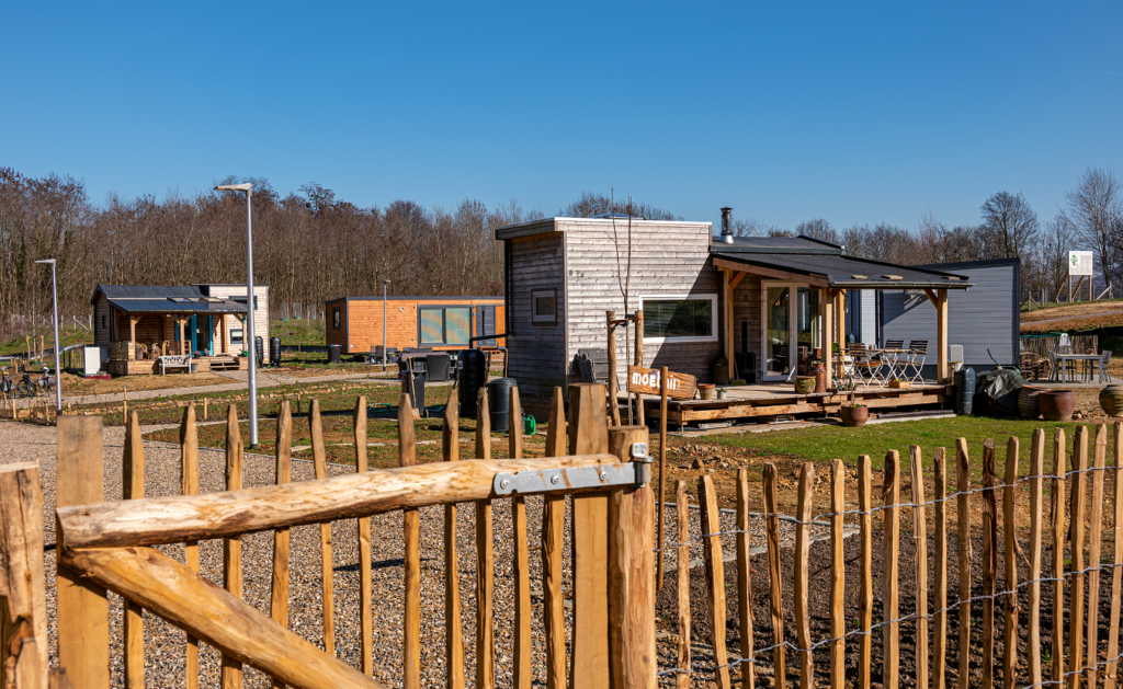 Op donderdag 20 april hebben bestuurders en projectleiders van maar liefst 14 Limburgse gemeenten deelgenomen aan een praktijkmiddag over Tiny Houses in HuB Kerkrade. Deze kennisdag werd georganiseerd door de vereniging Tiny Wonen Limburg met als doel om meerdere Limburgse gemeenten te motiveren en inspireren om met deze nieuwe woonvorm actief aan de slag te gaan.