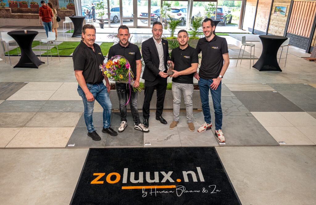 Afgelopen zaterdag opende wethouder Alexander Geers (Economische Zaken) ZOLUUX aan de Hamstraat 70 in Kerkrade, een nieuwe winkel voor hoogwaardige en luxe tuinproducten. ZOLUUX komt uit de koker van Herman en Ritchy Blaauw. Samen met twee compagnons, Marcel Spierts en Khalil El Ghanfoud, zijn zij ZOLUUX begonnen: een showroom in Kerkrade, met online webshop op zoluux.nl