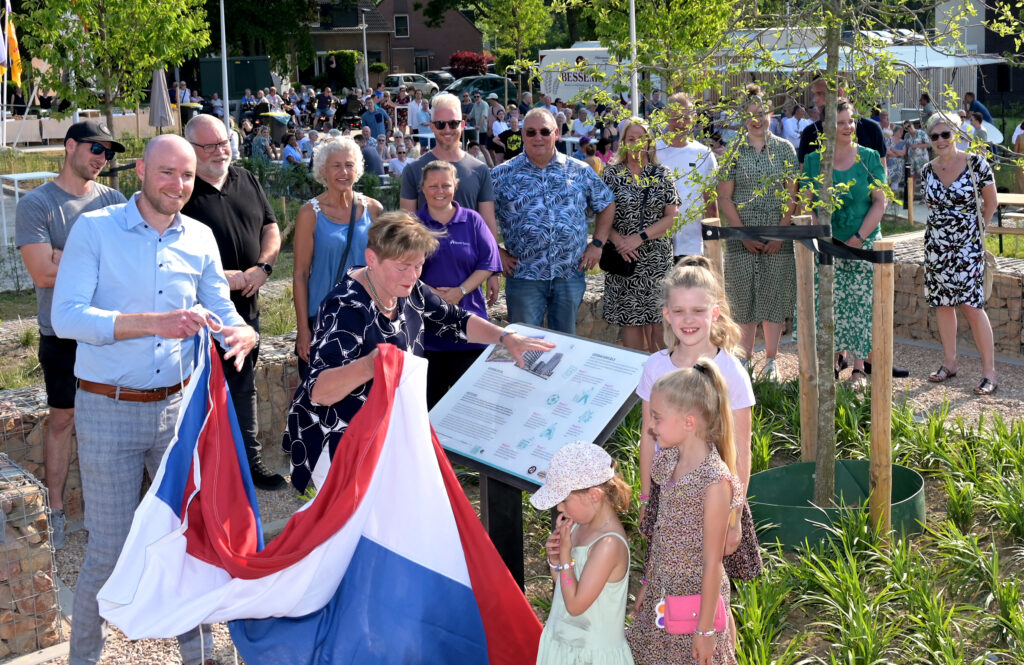 Het project SUPERLOCAL Super Circular Estate in Bleijerheide is al enige tijd afgerond en nu ook de openbare ruimte gereed is, werd het geheel feestelijk officieel geopend. Initiatiefnemers HEEMwonen en Gemeente Kerkrade hadden een gezamenlijke ambitie bij deze circulaire gebiedsontwikkeling. Op zaterdag 10 juni organiseerden zij voor alle inwoners van Bleijerheide een gratis toegankelijk buurtfeest met straatmarkt, kinderactiviteiten, muzikale optredens en rondleidingen. Aansluitend werd voor de SUPERLOCAL bewoners, buren, projectpartners, klankbordgroep en andere betrokken een afsluitende BBQ georganiseerd.