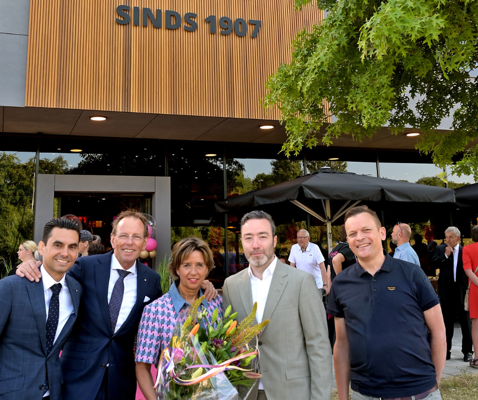 Wethouder Alexander Geers (Economische Zaken) feliciteerde de familie Voncken met de opening van de Flagshipstore van Bakkerij Voncken op de Rodaboulevard in Kerkrade. Na een reis van 116 jaar ambacht en vakmanschap heeft de bakkerij haar gedroomde Flagshipstore geopend. Bakkerswinkel en lunchcafé in één maken onderdeel uit van een grote uitbreiding van de huidige productielocatie, die het bedrijf later deze zomer volledig in gebruik zal nemen. “Dit succesvolle familiebedrijf past uitstekend op de Rodaboulevard. Door de uitbreiding van Bakkerij Voncken zal het bezoekersaantal op de Rodaboulevard de 7 miljoen passeren”, aldus Geers.