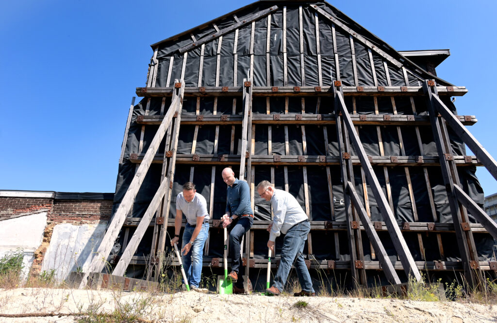 Op de hoek van de Zonstraat en Clausstraat komen twee nieuwe eengezinswoningen. Wonen Zuid en LocaBouw starten deze week met de bouwwerkzaamheden. De twee woningen liggen aan de rotonde op een zichtlocatie, ze vormen de toegang tot het stadscentrum en liggen direct naast het in ontwikkeling zijnde Rolduckerveld. In het tegenoverliggende gebouw – het voormalige politiebureau - is onlangs Meander gestart met Meander in Balans. Wethouder Tim Weijers (Wonen): “De twee nieuwe woningen zijn onderdeel van ons Woonoffensief, waarbij we zorgen voor goede woningen in een goede leefomgeving”.