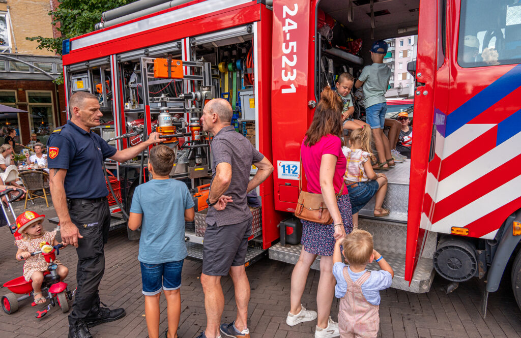 Op zaterdag 26 augustus 2023 vindt tussen 10.00 en 17.00 uur de Zwaailichtendag Kerkrade plaats. Bij dit gratis toegankelijke evenement presenteert de brede veiligheidssector zich met voertuigen en personeel vanuit brandweer, politie en ambulancezorg op de Markt en in het Stadspark. Ook aanpalende sectoren –  zoals Dutch Medical Service, Arriva en ook GOC Parkstad – sluiten aan bij dit evenement. “Het event is niet alleen een mooi uitje voor het gezin, maar is tevens een blijk van waardering en respect voor de medewerkers uit de veiligheidssector”, geeft wethouder Tim Weijers (Evenementen) aan. “Vandaar dat dit bijzondere event op steun vanuit de gemeente kan rekenen”.