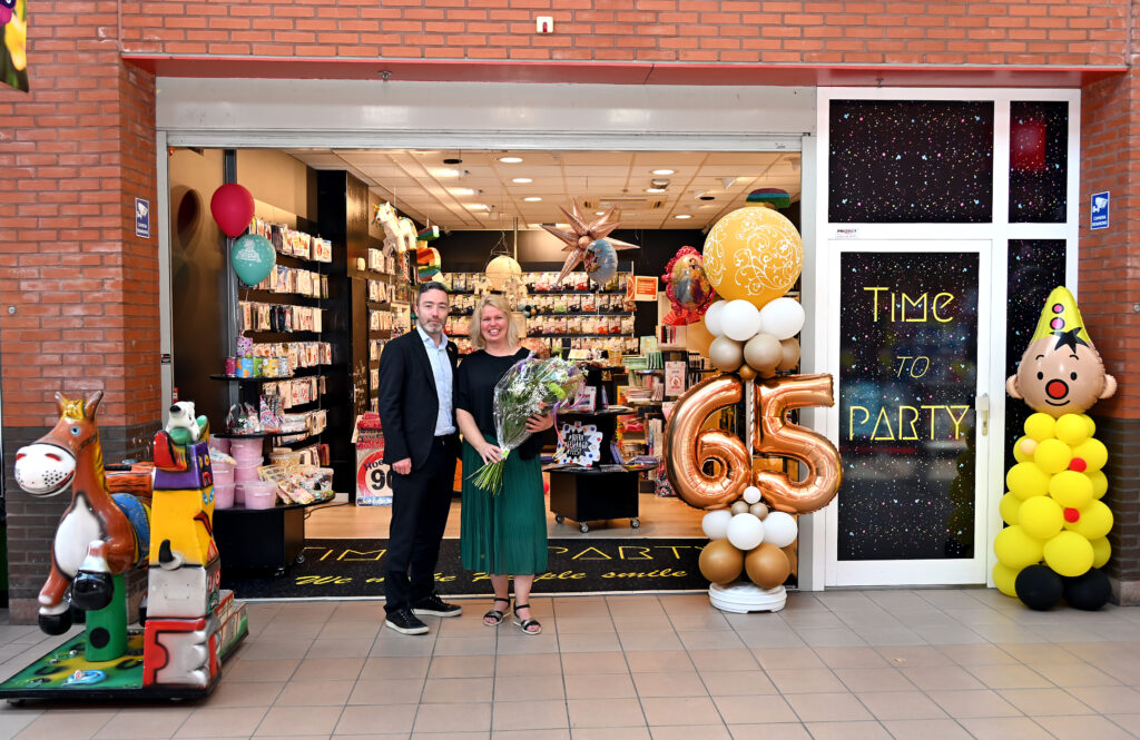 Wethouder Alexander Geers (Centrummanagement en Economische Zaken) feliciteerde Diana Schouw van Time to Party met haar heropening in de Orlandopassage Kerkrade. Op zaterdag 8 juli 2023 is de winkel in feestartikelen weer gereed voor de toekomst.