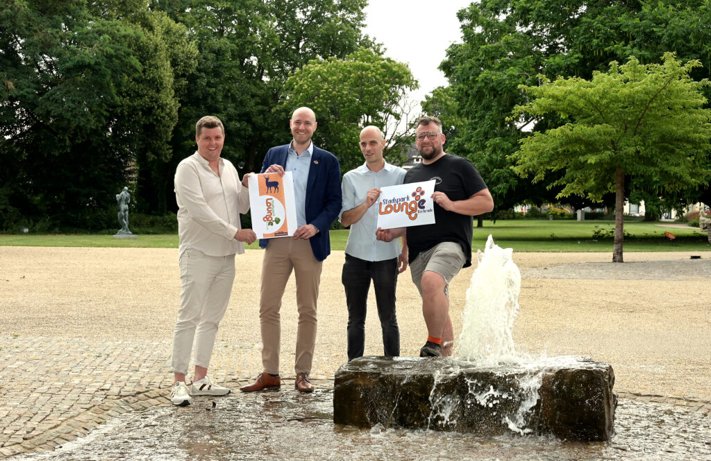 Stichting SjunJek Events presenteert in het laatste weekend van de zomervakantie een nieuw event: Stadspark Lounge Kerkrade! Geniet van donderdag 24 tot en met zondag 27 augustus van een kopje koffie van SLURRB, een cocktail van Taste & Style, een wijntje van Winestyle, een biertje van Brouwerij Rolduc, een gezonde energiedrank van Miner Energy of een van de lekkernijen van de ofyr Barbarossa BBQ of de handmade empanadas. “In combinatie met een divers muziekprogramma op de achtergrond wordt het voor jong en oud gezellig toeven in ons prachtige stadspark”, concludeert wethouder Tim Weijers (Evenementen) tevreden. “Dit burgerinitiatief sluit naadloos aan op Beleef Kerkrade en daarom ondersteunen wij vanuit de gemeente dit nieuwe evenement Stadspark Lounge Kerkrade”.