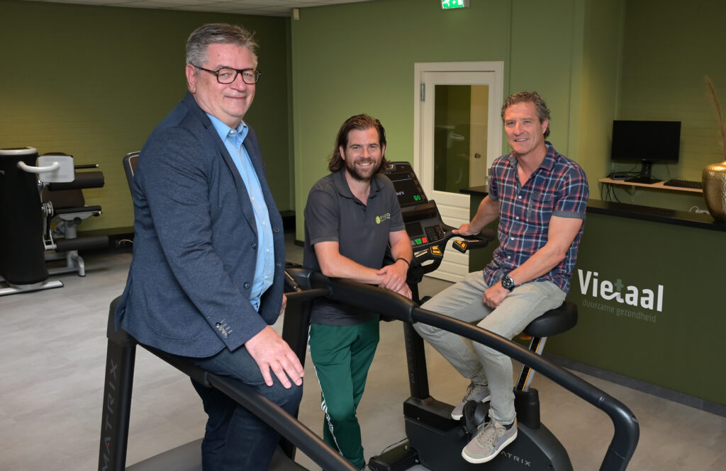 Wethouder René van Drunen (Gezondheidszorg) feliciteerde Ed Heijnen en Roy van den Broek met het onlangs geopende Vietaal Kerkrade. In de wijk Kaalheide aan de Heiveldstraat 107 is het gloednieuwe centrum voor duurzame gezondheid vanaf mei 2023 van start. “Vietaal Kerkrade streeft ernaar om de gezondheid en het welzijn van mensen te bevorderen door middel van innovatieve en duurzame benaderingen”, aldus Heijnen en Van den Broek.