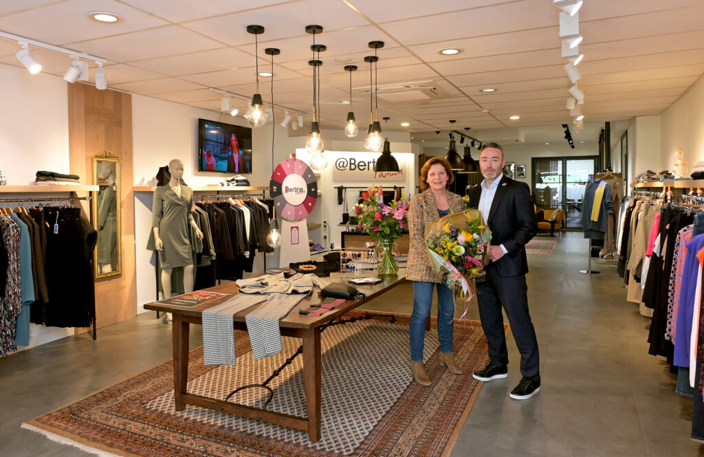 Wethouder Alexander Geers (Centrummanagement) feliciteerde Bertine Wiertz-Vinders met 10 jaar Bertine Fashion. De feestweek in haar stijlvolle zaak eindigt met de Rode Loper Modeshow op 30 september en koopzondag op 1 oktober 2023.