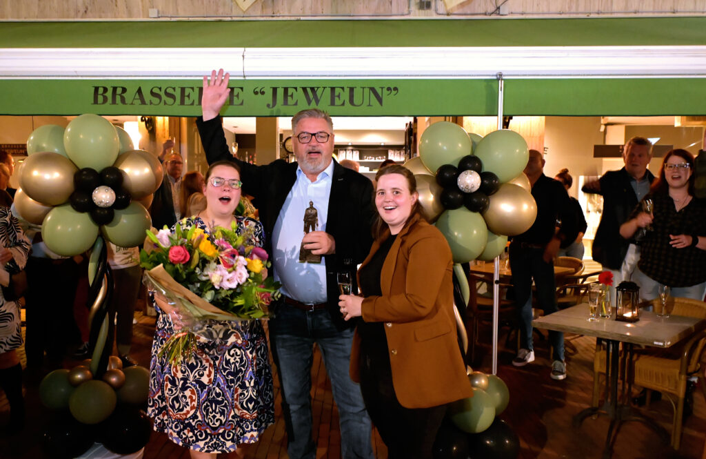 Op vrijdag 29 september 2023 is Brasserie Jeweun officieel geopend door wethouder René van Drunen. Sanne Offermans en Xanthe Aarts zijn de twee eigenaren van de nieuwe lunchroom, gelegen aan Hinger Herjods Ruk, midden in het stadscentrum.