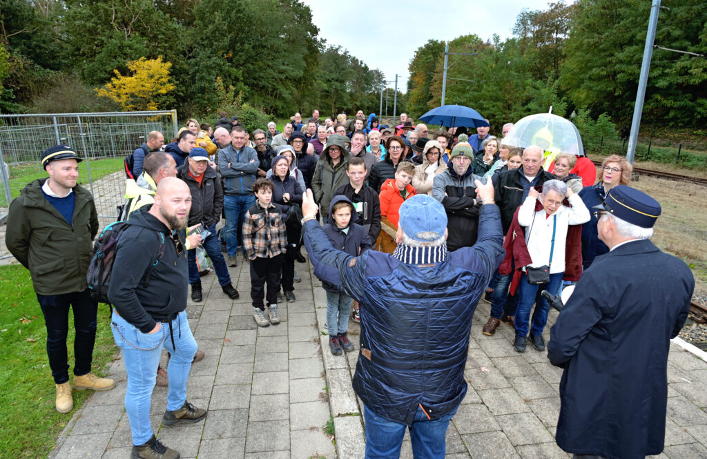 De drie Kerkraadse carnavalsverenigingen en het 36’er Regiment wandelden zondag 29 oktober naar Wittem. De traditionele wandeling met het aanbieden van de worst voor goed weer tijdens de carnavalsdagen kende een ludieke actie. Een deel van de wandeling vond plaats met de Miljoenenlijn met locoburgemeester Tim Weijers en wethouders Jo Paas en John Roland in de rol als conducteur. Bij de terugreis naar Kerkrade werd de Beleefbus ingezet. “Deze traditionele activiteit draagt bij aan de instandhouding van de carnavalscultuur in onze stad, en daarmee kan de wandeling met de Miljoenenlijn en Beleefbus rekenen op steun vanuit de gemeente”, aldus locoburgemeester Tim Weijers.