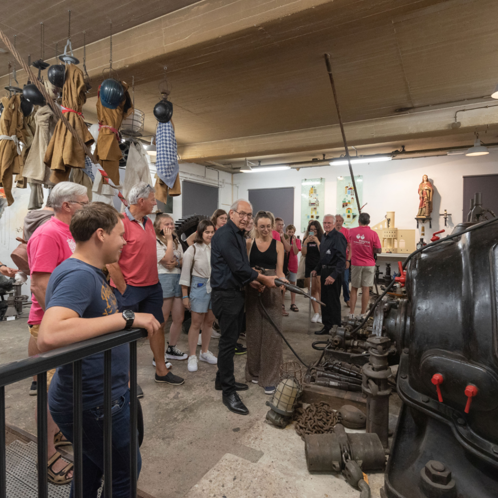 Kerkrade heeft een nieuw uitje voor het hele gezin: ‘Leer, proef en beleef het Kerkraadse mijnverleden’. Hiermee maak je een unieke ontdekkingsreis door de mijntijd. Die reis begint op de Markt, met een ‘koempellunch’ van Dé Wieëtsjaf. De deelnemers gaan met een pungel vol lekkers op stap en beleven een leuke, educatieve middag bij Schacht Nulland en Discovery Museum. Het arrangement is tot stand gekomen in nauwe samenwerking met Smarkt Market en de gemeente Kerkrade.