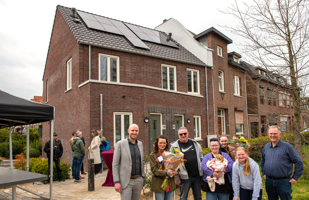 De twee eengezinswoningen op de hoek van de Zonstraat en Clausstraat zijn afgelopen vrijdag feestelijk opgeleverd door wethouder Tim Weijers (Wonen) en Wonen Zuid directeur Marc Schroten. Samen met de buurtbewoners en aannemer LocaBouw werden de nieuwe bewoners welkom geheten. De twee woningen liggen aan de rotonde op een zichtlocatie, ze vormen de toegang tot het stadscentrum en liggen direct naast het in ontwikkeling zijnde Rolduckerveld. In het tegenoverliggende gebouw – het voormalige politiebureau – is onlangs Meander gestart met Meander in Balans.