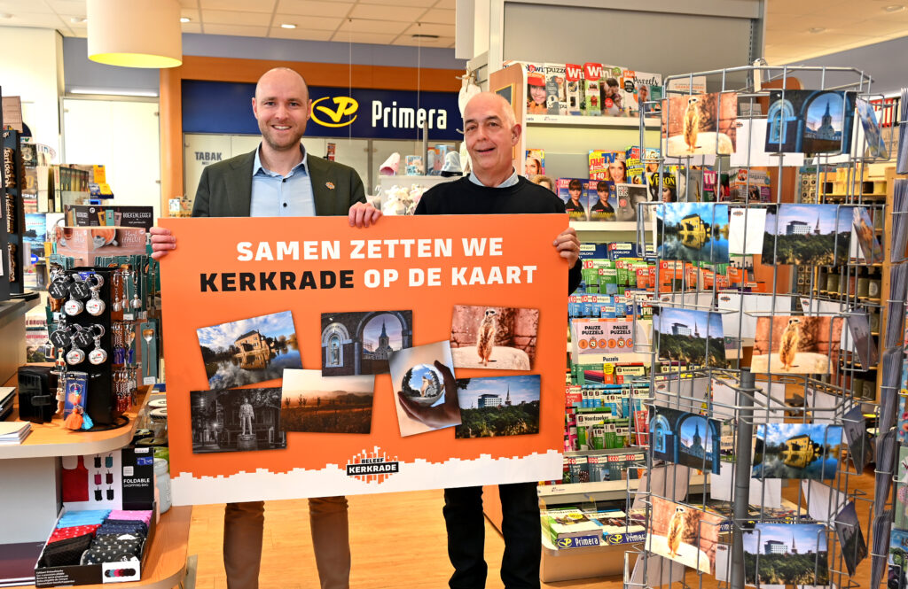 Kerkrade heeft iets nieuws: zeven ansichtkaarten die de stad van zijn mooiste kant laten zien. Wethouder Tim Weijers (Marketing & Toerisme): ‘Met de stadsmarketingcampagne Beleef Kerkrade willen we onze stad in alle windstreken promoten. Dat doen we vanaf dit voorjaar met deze serie ansichtkaarten. Zo zetten we Kerkrade samen met ondernemers, inwoners én toeristen letterlijk op de kaart!’