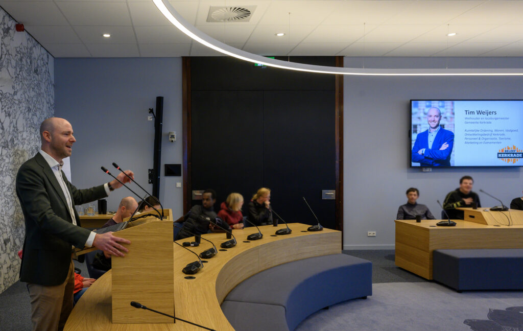 Wethouder Tim Weijers (Stadsmarketing) ontving maandag 10 juni meer dan 50 leerlingen van de school De Buitenhof uit Heerlen in het raadhuis van Kerkrade. Op verzoek van De Buitenhof werd gemeente Kerkrade bezocht, met als doel kennismaking met de gemeentelijke taken en het begrip ‘burgerschap’.