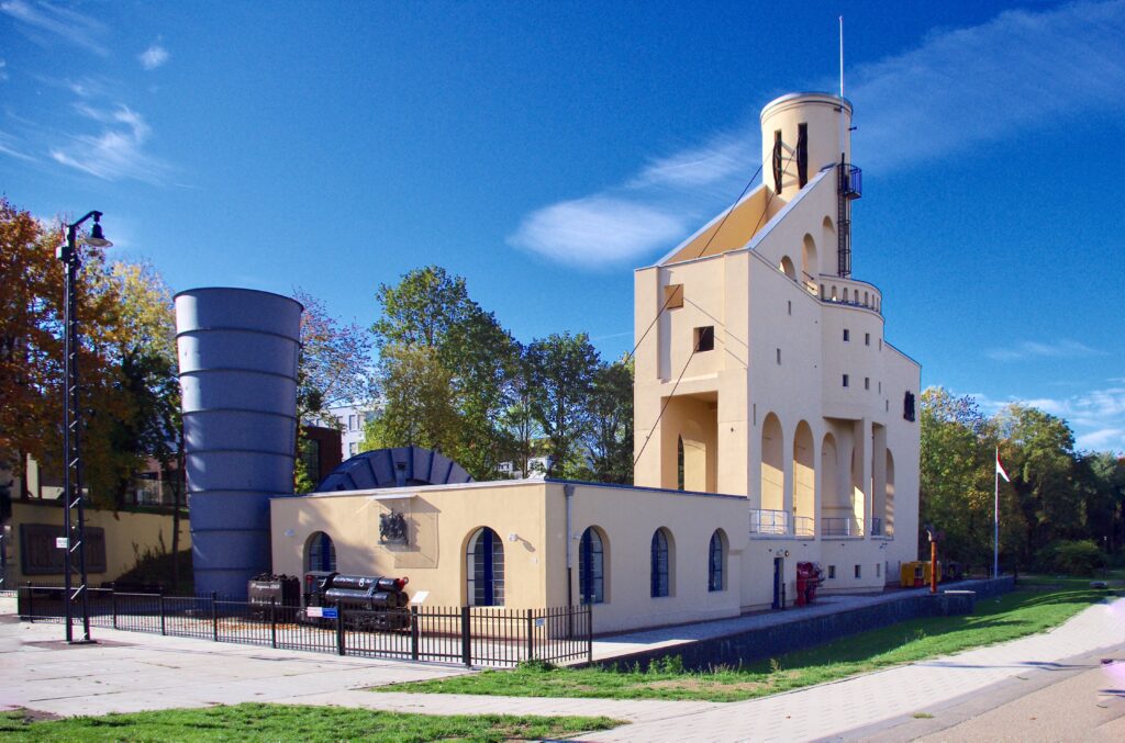 Deze zomer kun je in Schacht Nulland het mijnverleden komen beleven! Want de Koempels van de Domaniale openen de deuren van dit imposante monument én museum op vier zaterdagmiddagen. Het is beslist de moeite waard om deze oudste steenkolenmijn van Nederland te komen bezoeken