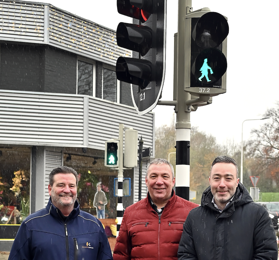 Wethouder Alexander Geers (Verkeer en Vervoer) nam samen met initiatiefnemer Theo van Weert het eerste verkeerslicht in gebruik waarvan het rood en groen licht is vormgegeven met ’t Joepementje.