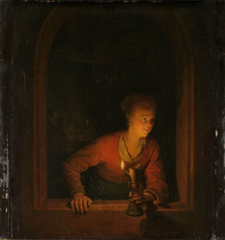 Afbeelding van een persoon van vroeger met een kandelaar in de hand