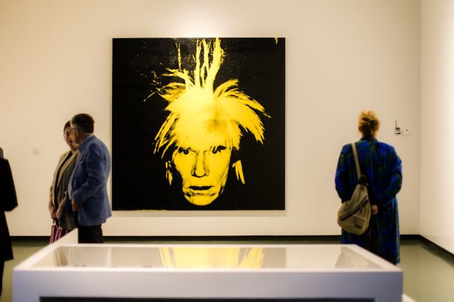 Afbeelding van een compositie in een museum met een schilderij