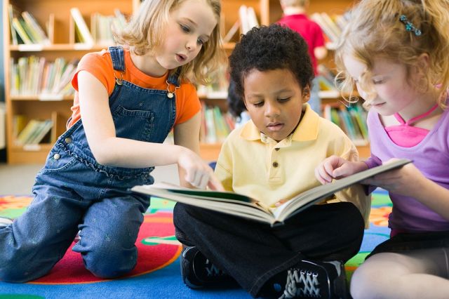 Afbeelding van 3 lezende kinderen