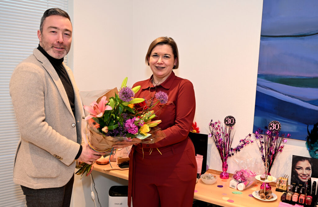 Wethouder Alexander Geers (Economische Zaken) feliciteerde Judith Loop van het gelijknamige schoonheidsinstituut met haar 30 jaar jubileum. Met passie en toewijding zet Judith zich dagelijks in voor huidverbetering en persoonlijke verzorging.