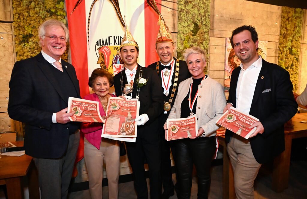 Tijdens een drukbezochte bijeenkomst in Bistro De Frieterie op de Markt in Kerkrade werd de gloednieuwe Vasteloavends Tsiedonk van d’r Kirchröadsjer Vasteloavendsverain gepresenteerd.