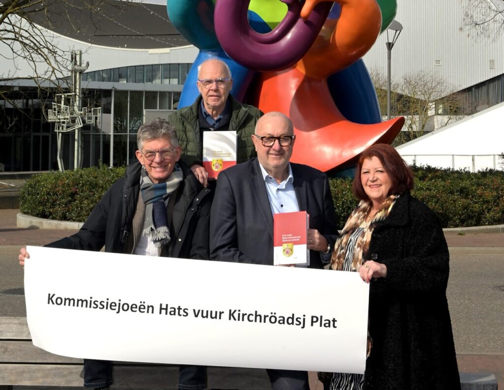 Wethouder Schlangen maakte onlangs de winnende naam van de prijsvraag van de gemeentelijke Werkgroep Dialect bekend.