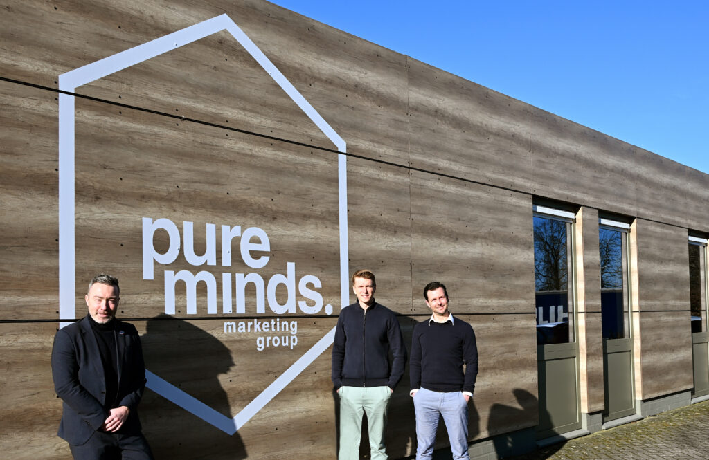 Wethouder Alexander Geers (Economie en Toerisme) bezocht afgelopen maandag het online marketing bureau Pure Minds, gelegen aan Spekhofstraat 2. Het opgeknapte pand vormt een belangrijke zichtlocatie voor bedrijventerrein Spekholzerheide