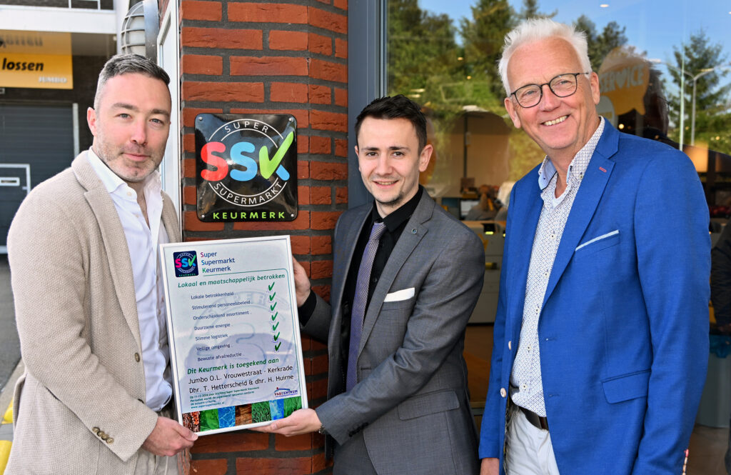 Jumbo O.L. Vrouwestraat in Kerkrade is onderscheiden met het Super Supermarkt Keurmerk (SSK). Ondernemers Thijs Hetterscheid & Herman Huirne en filiaalmanager Remi Hurai ontvingen het keurmerk op 8 mei 2025 in aanwezigheid van wethouder Geers.