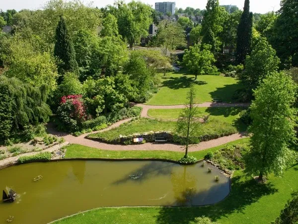 Luchtfoto van de Botniasche Tuin met op de voorgrond de vijver