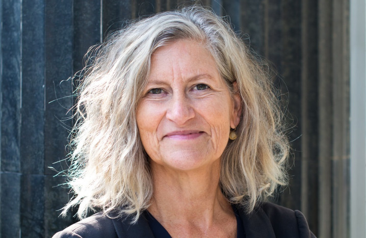Portret van Yvonne Ploum die lachend in de camera kijkt